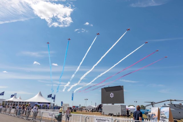 组图一起看一看红箭飞行表演队在纹身会航展上的飞行表演吧