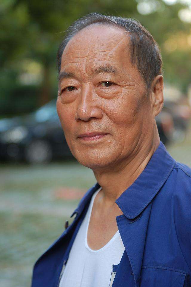 《张卫国的夏天》或成黑马:中年危机下的大叔们,年轻时太惊艳