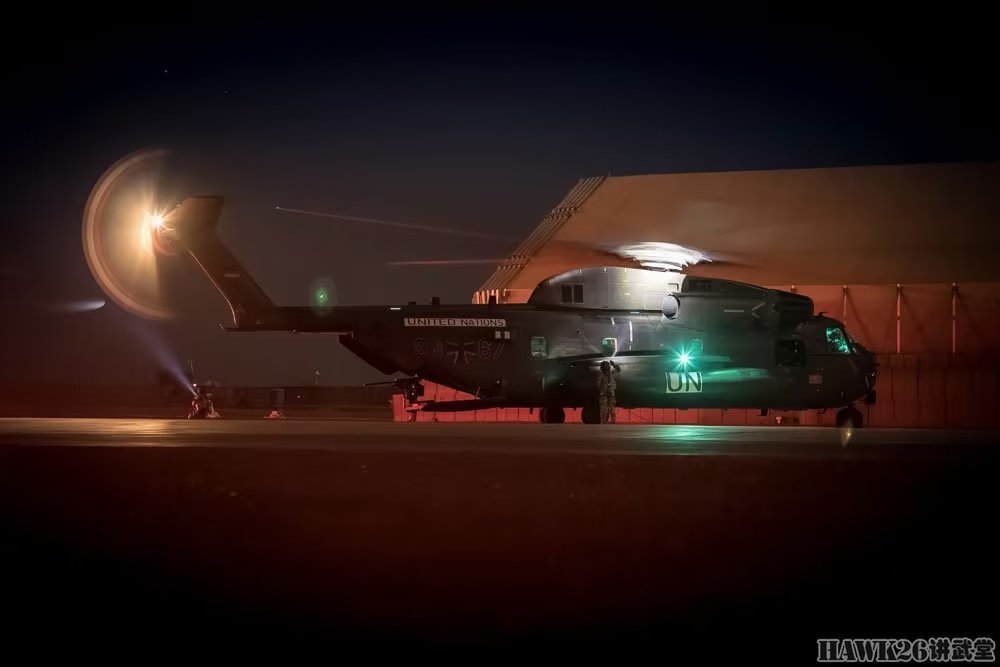 返航后的84 67号直升机,机身右侧闪烁着绿色航行灯.