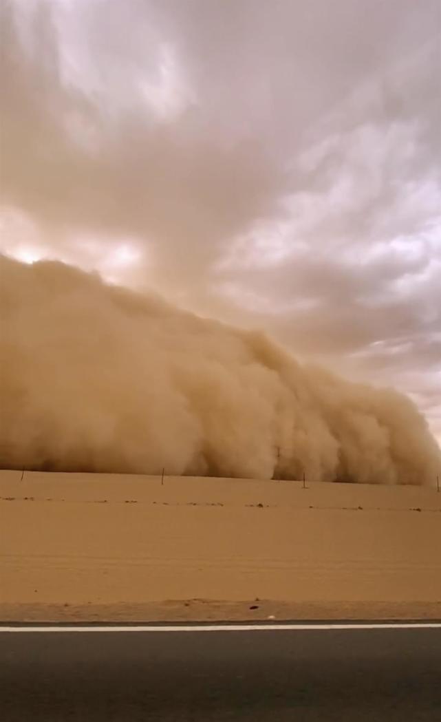 青海海西沙尘暴现巨型"沙墙",景区:持续近4个小时