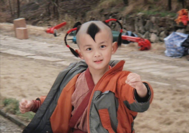 吴磊童年旗袍照成功出圈女装形象被赞好看工作太忙被证实延期毕业