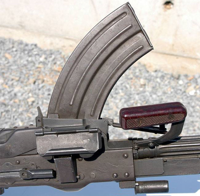 朝鲜轻武器之73式轻机枪,附带银光闪闪的"皮肤"_腾讯新闻