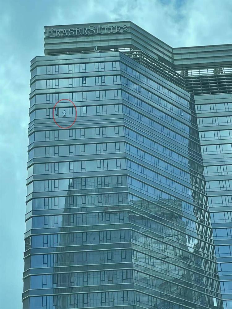 广州一女子穿浴袍站在20层高楼窗外，事发酒店：正配合警方调查