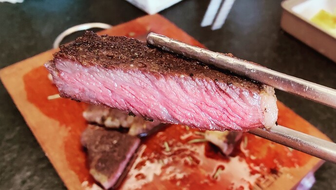 认为带血丝的五分熟牛排是生肉上海一顾客要求餐厅免单还起诉索赔2万