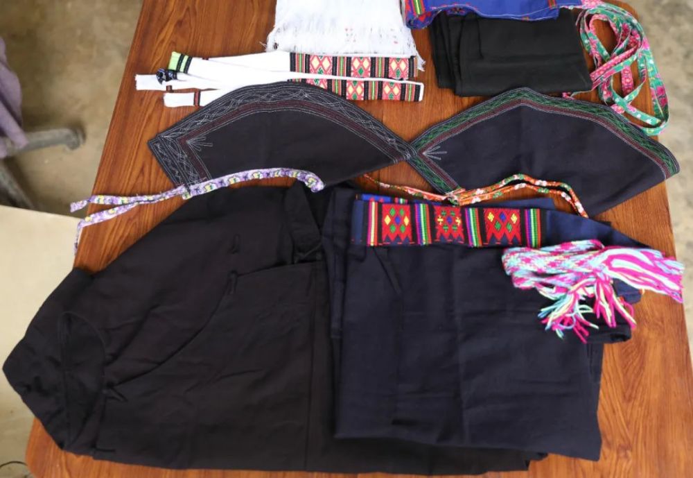 (图为大部分黑衣壮壮服配饰)相较于传统的壮服配色和花纹赵奶奶有着