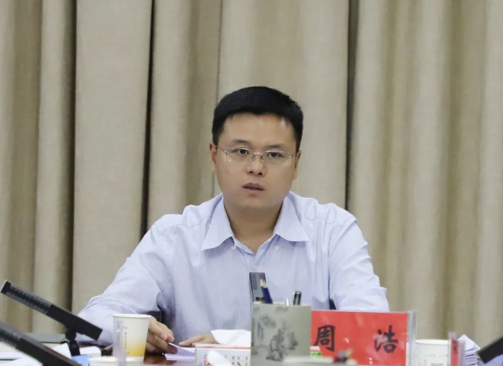 县委副书记,政府县长,县双拥工作领导小组组长周浩主持会议并讲话