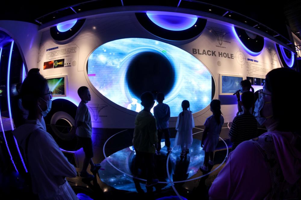 7月20日,参观者在天文小镇上的"天眼光影馆"内参观.