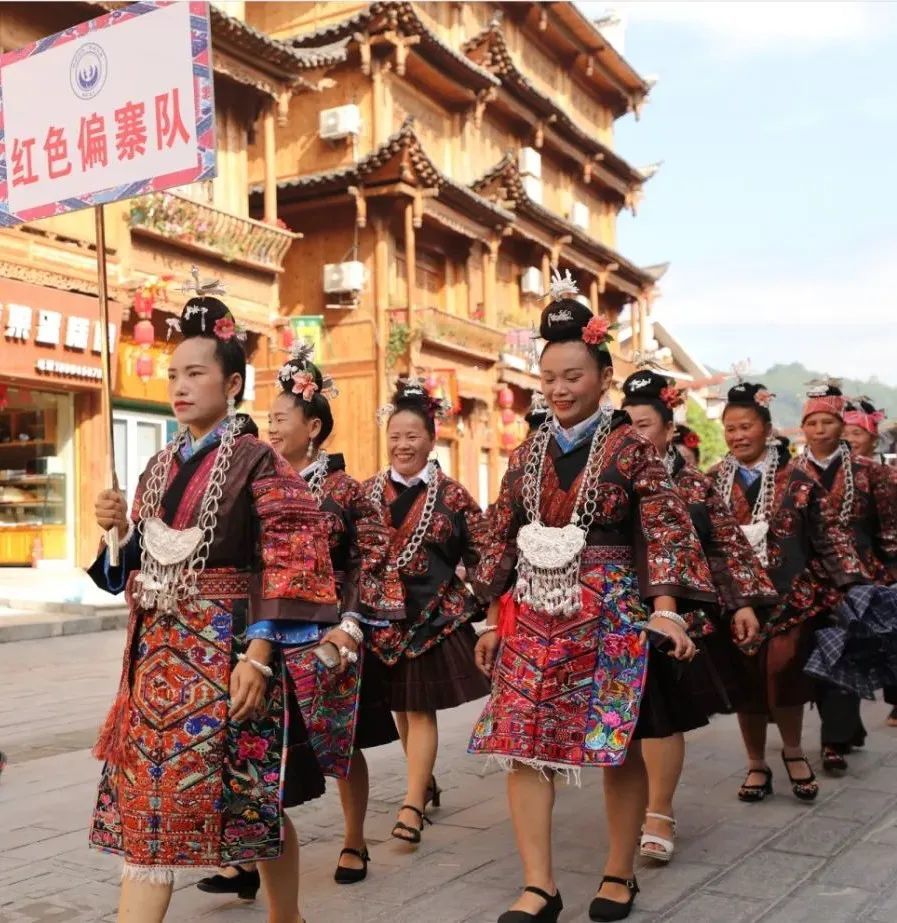 景区体育馆至施洞苗族文化旅游景区姊妹广场,吸引了不少游客驻足观看