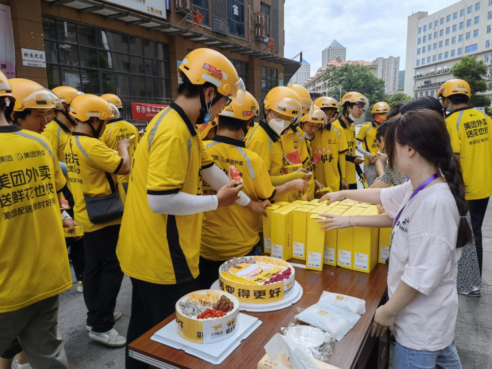 外卖小哥取餐时能蹭到空调真幸福