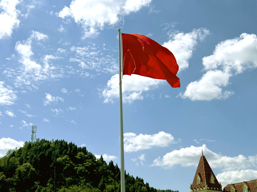 昭化卡尔广场红旗飘飘红旗长55米高33米一起来看看