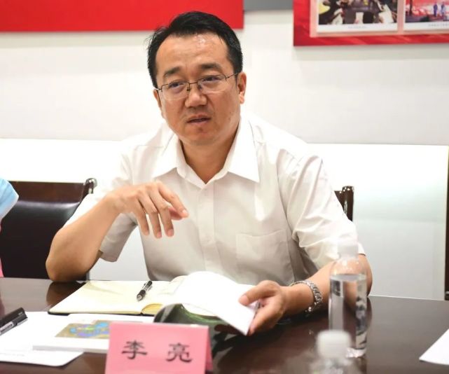 会上,李亮指出,翠湖是"昆明之眼",翠湖水质的改善提升工作受到社会