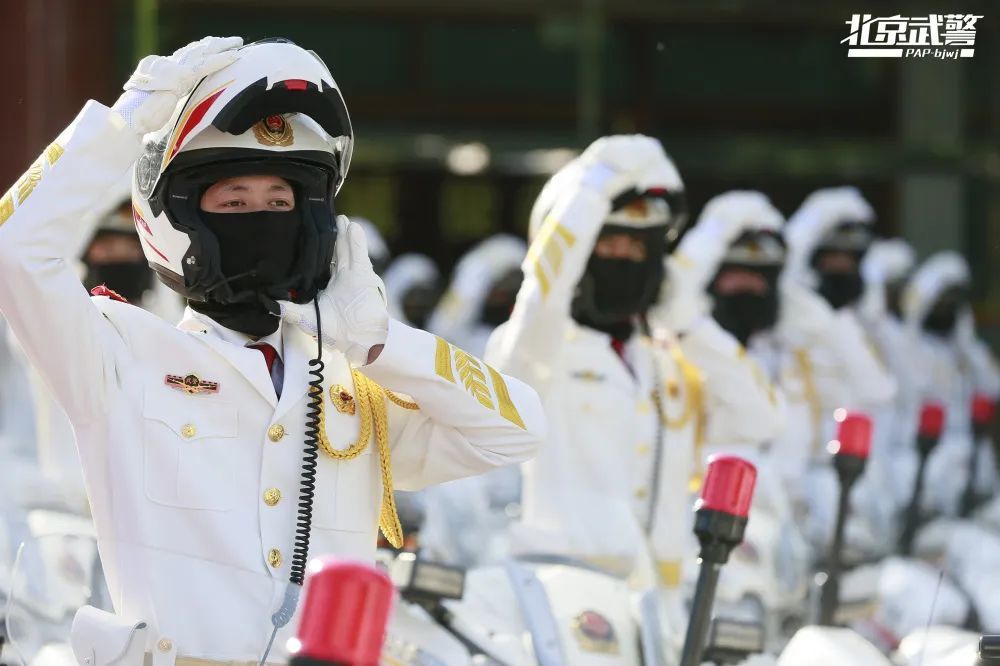 直击武警国宾护卫队训练生活,揭秘军营铁骑"神奇车技"的秘密_腾讯新闻
