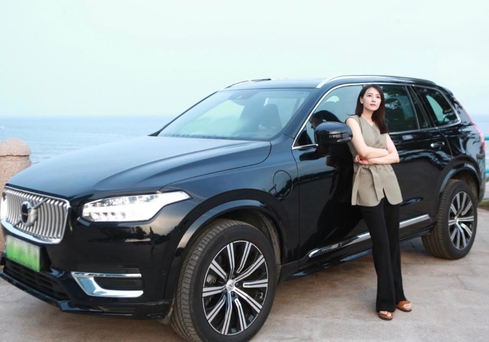 高圆圆生活真丰富穿马甲开豪车参加酒局高脚杯喝酒好绝一女的