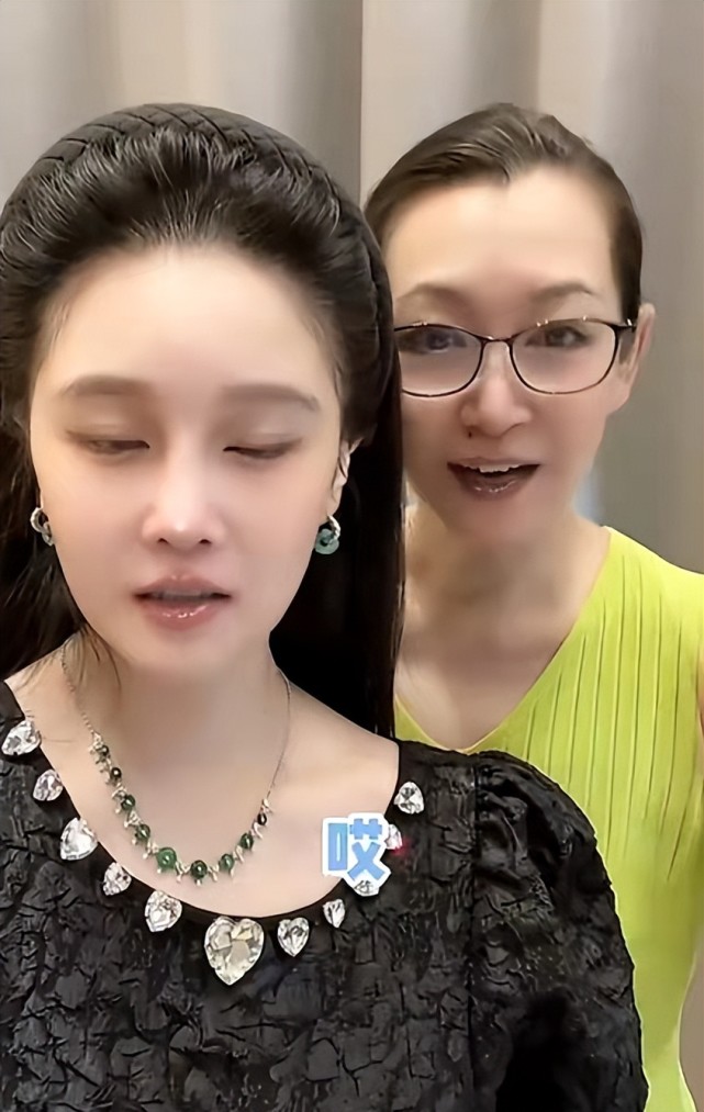 赵本山老婆马丽娟近况曝光,身形消瘦皮肤白,与女儿同框变化大