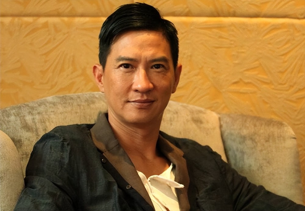 陈伟霆与张家辉合作多年后再拍港产片难掩兴奋留寸头男人味足