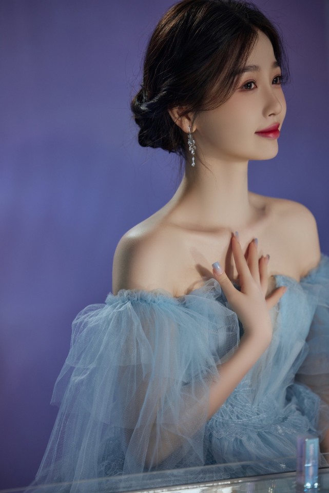 虞书欣的这款蓝色婚纱裙清灵温柔,美到了人的心中,浪漫又迷人
