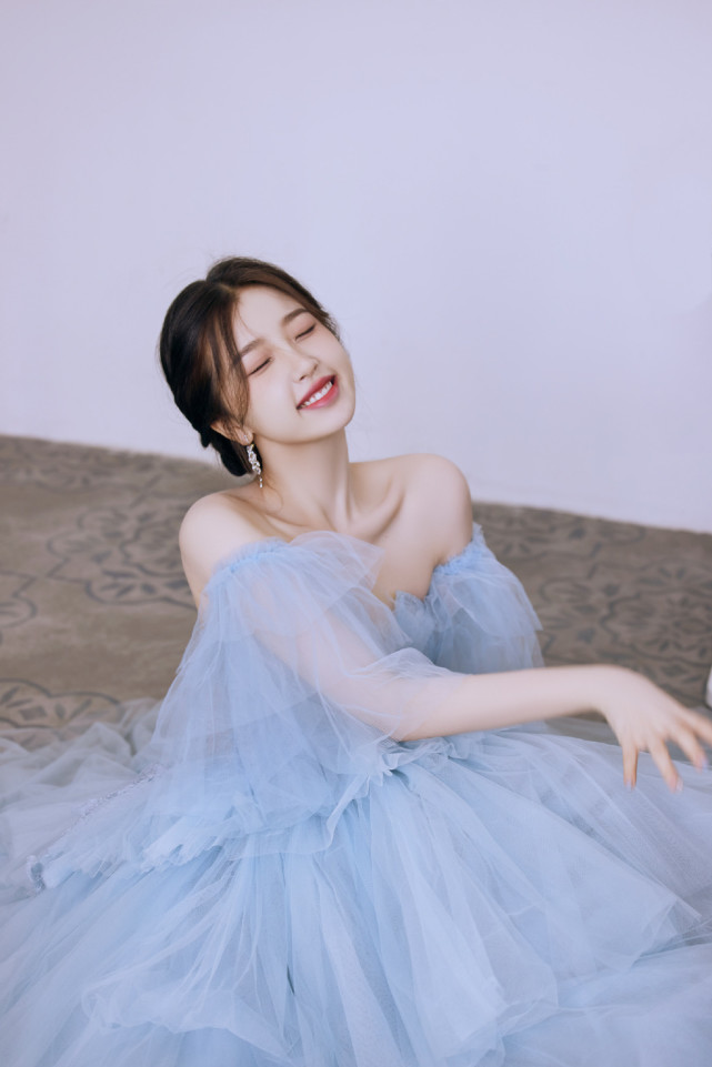 虞书欣的这款蓝色婚纱裙清灵温柔,美到了人的心中,浪漫又迷人