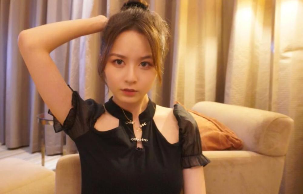 妮妮可以说是cf女神级别,御姐般的五官让网友又爱又恨,只因为有时候的