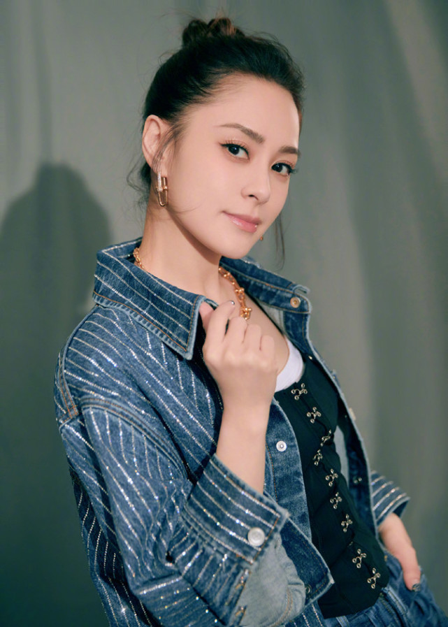 穿搭小知识:丸子头 配饰优点:丰富造型,瘦完身颜值变高,还自信妆发