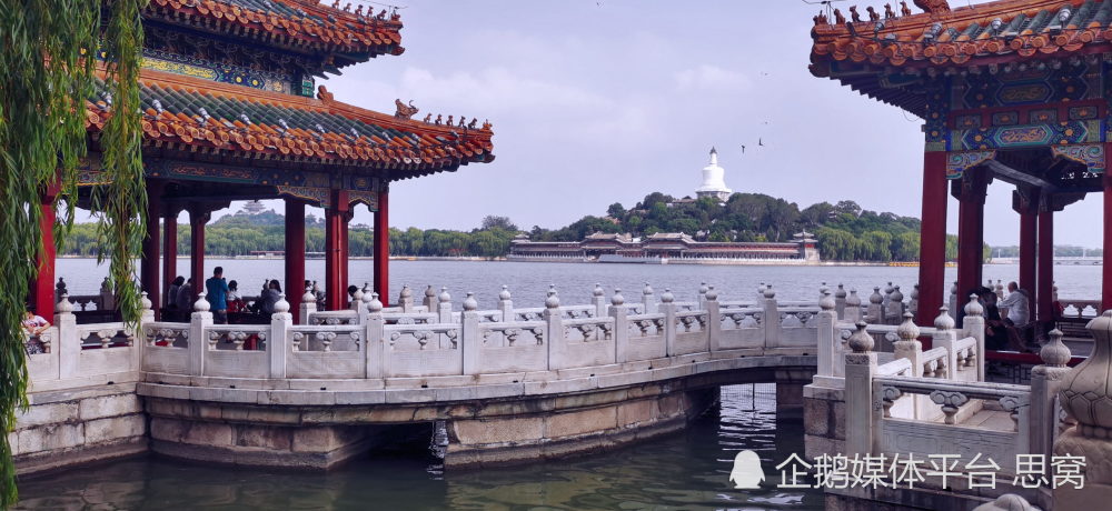 思窩騎著馬兒去草原：北海公園有著上千年的歷史，北京十六景之一軍事基地在哪