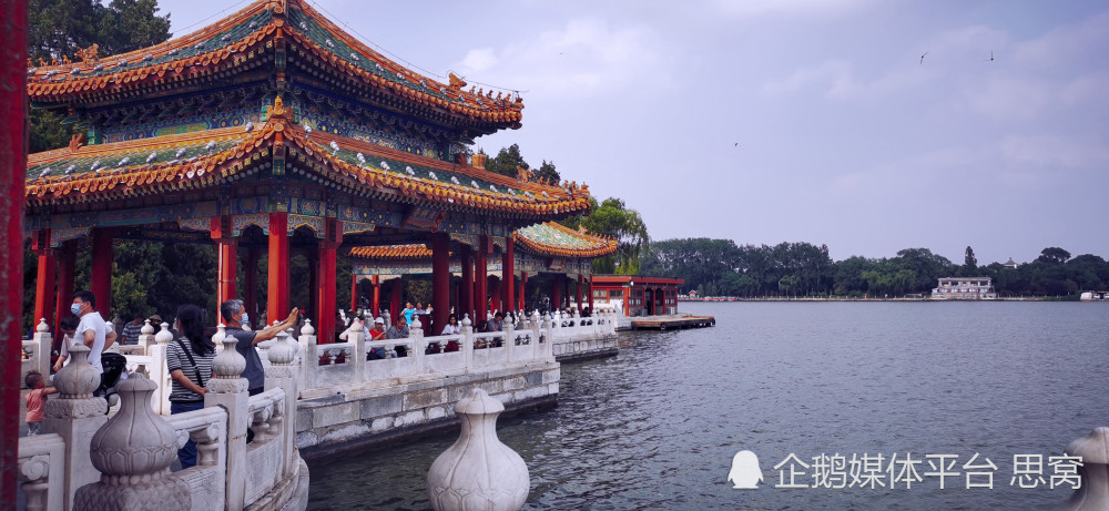 思窩騎著馬兒去草原：北海公園有著上千年的歷史，北京十六景之一軍事基地在哪