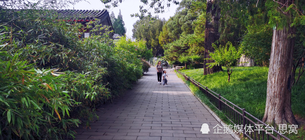 思窩騎著馬兒去草原：北海公園有著上千年的歷史，北京十六景之一軍事基地在哪