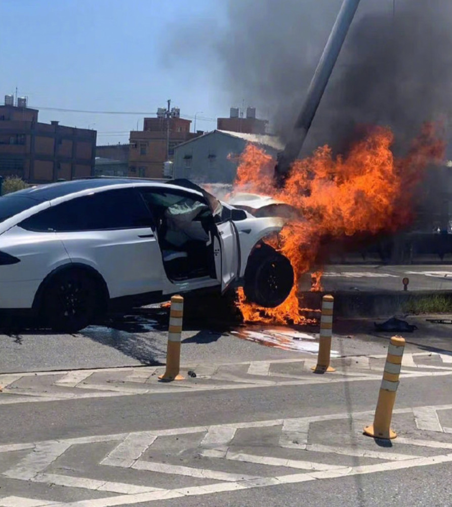 林志颖驾ModelX自撞起火，专家：碰撞后电动车比燃油车易起火