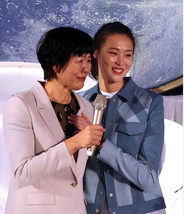 两人最早是在2006年的时候相识的,当时袁灵犀在天津女排当陪练,而