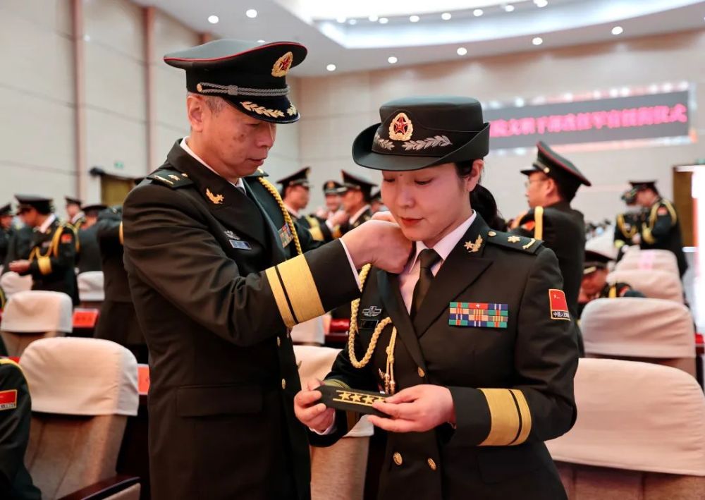 军官代表合影留念记录这神圣而光荣的时刻▲文职干部互相佩戴新军衔