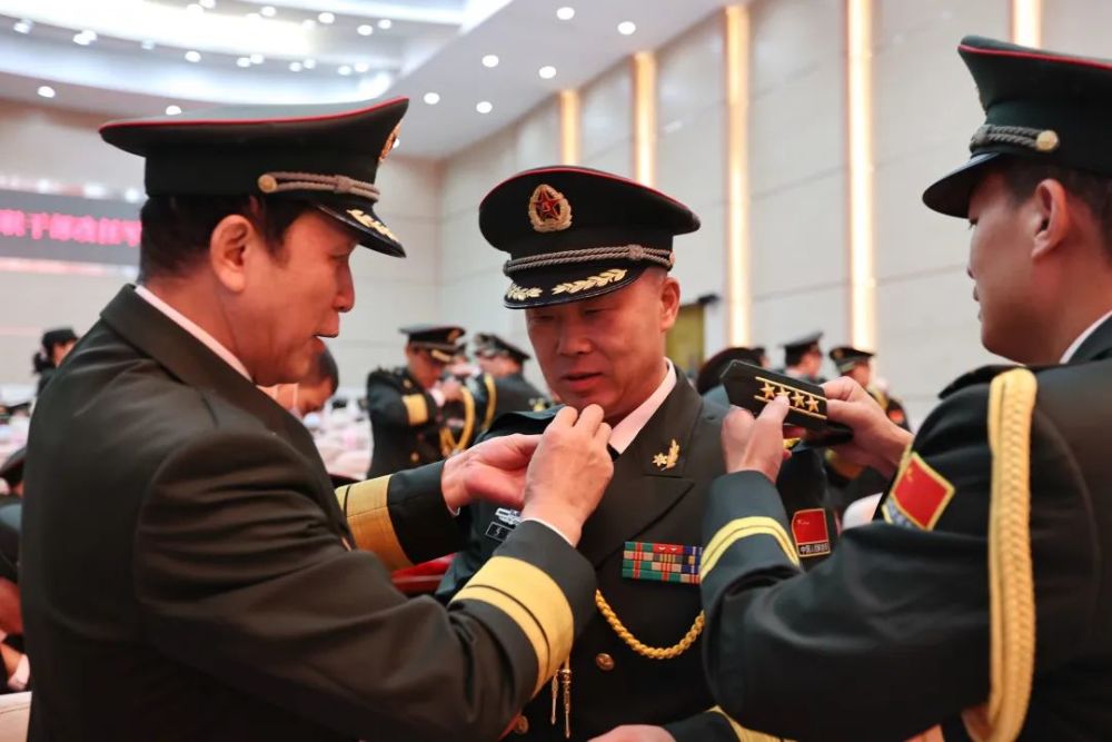 东部战区总医院举行新一批文职干部改任军官授衔仪式
