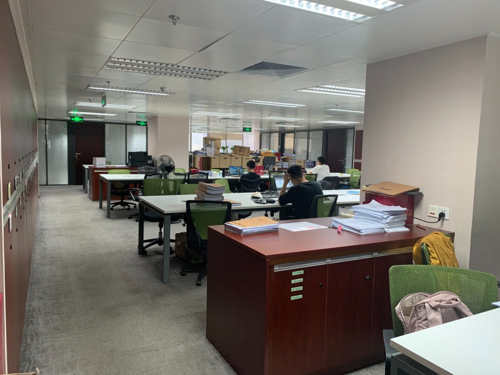 用于接待客户的大厅显得有些空荡,该事务所首席合伙人蒋洪峰的办公室