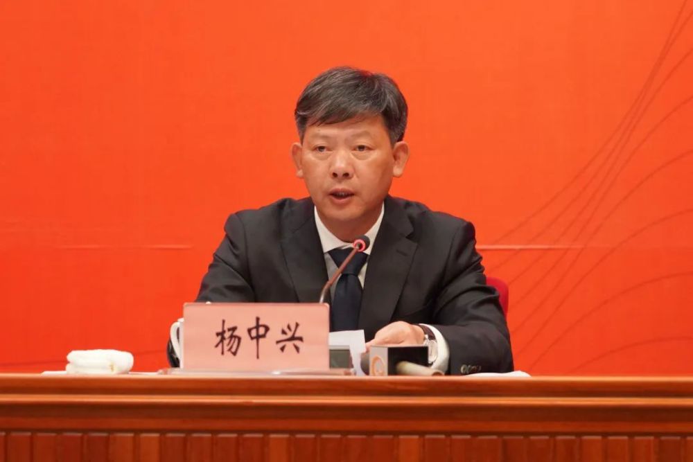 普洱市人民政府副市长杨中兴回答记者有关提问,介绍了党的十八大以来