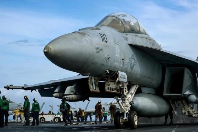 f/a-18"超级大黄蜂"战斗机f/a-18飞行在印航母上空 效果图