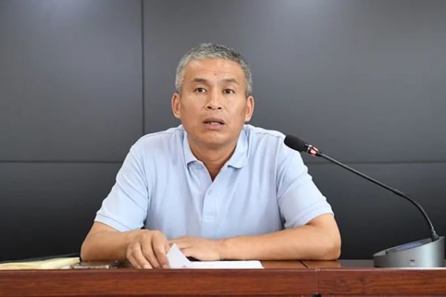 会上,医院负责人曹俊伟传达了《关于开展新冠病毒疫苗接种十日攻坚