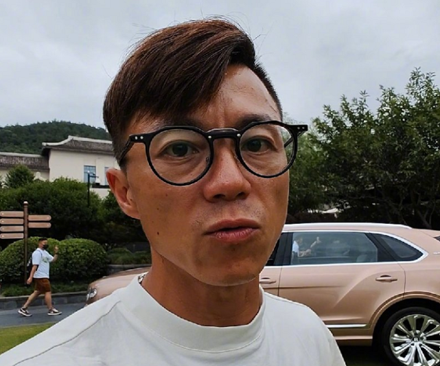 车评人陈震力挺特斯拉认为林志颖开车时走神似乎还没系安全带