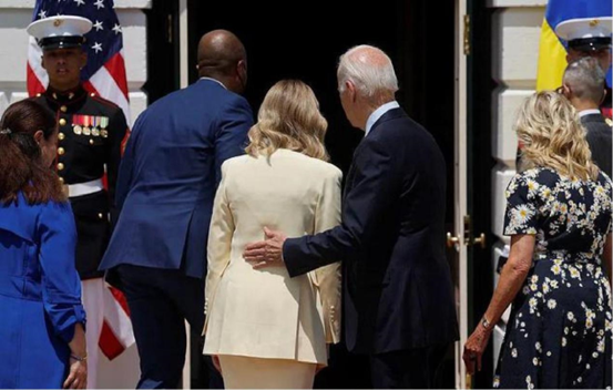 拜登确诊新冠前访中东地区还搂过乌克兰第一夫人腰