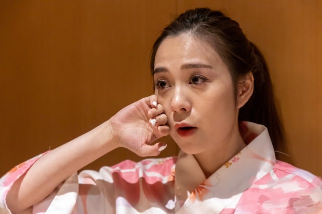 女星梁茵转行在日料店做服务员,穷到银行账户余额只剩个位数
