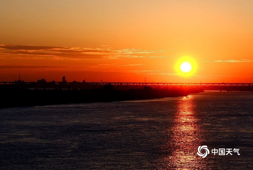 哈尔滨:日出松江映朝霞 潋滟波光满江红_腾讯新闻