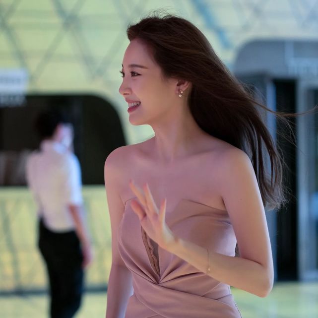 30岁金亚荣yura,抹胸礼服可爱笑容,女神般美貌,光滑瓷质肌肤_腾讯新闻