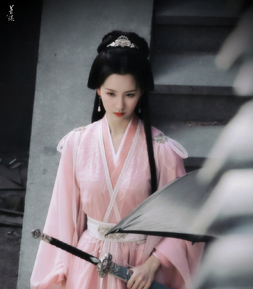 陈都灵《莲花楼》粉衣造型梦回港风侠女,看到成毅战损妆:心疼了-腾讯