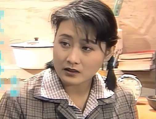 到了特殊年代,他父亲被抓母亲去世,在这样的情况下,他十分渴望"刘慧芳