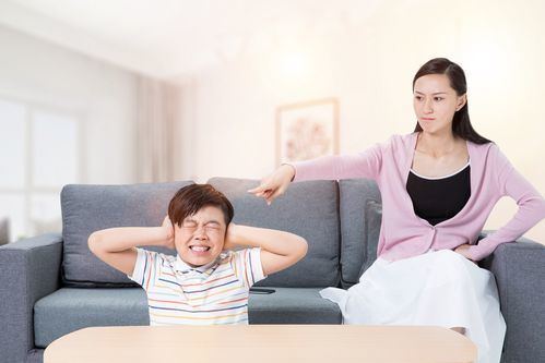 孩子突然大发脾气摔东西父母的第一句话很重要很多人都做不到