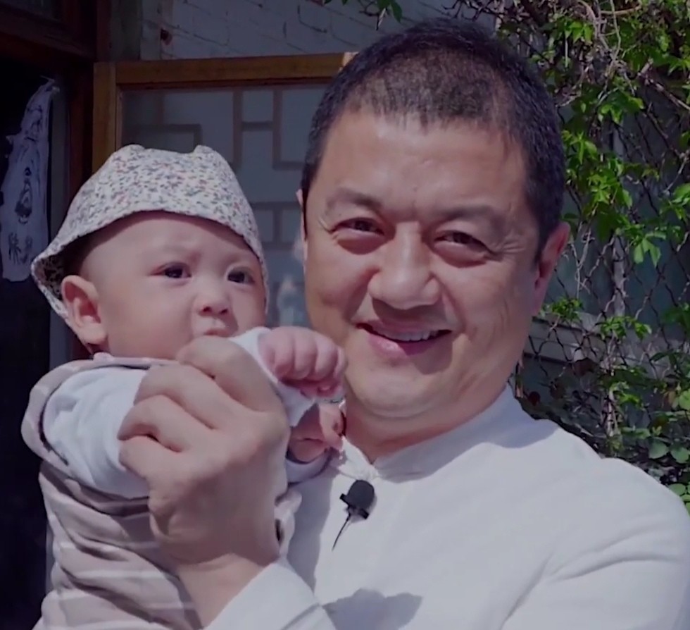 当初李亚鹏官宣与海哈金喜结婚生子喜讯,并晒出他们一家三口的牵手照