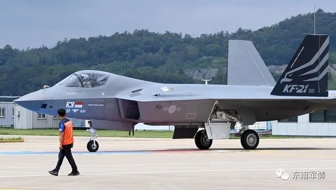 韩国自研战斗机KF-21原型机成功首飞
