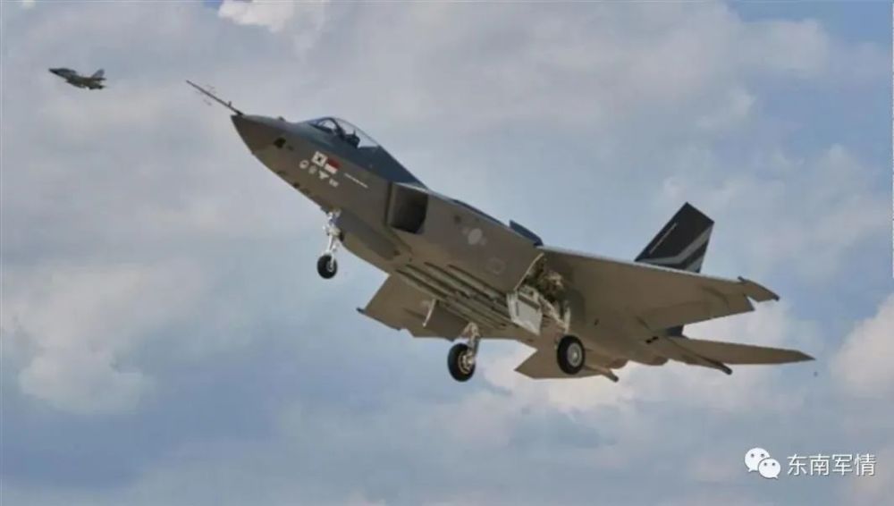 韩国自研战斗机KF-21原型机成功首飞
