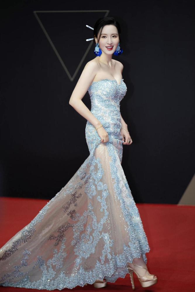 "张萌"穿衣真不拘一格,内衣外穿还挺洋气,时髦感拿捏得刚刚好插图11