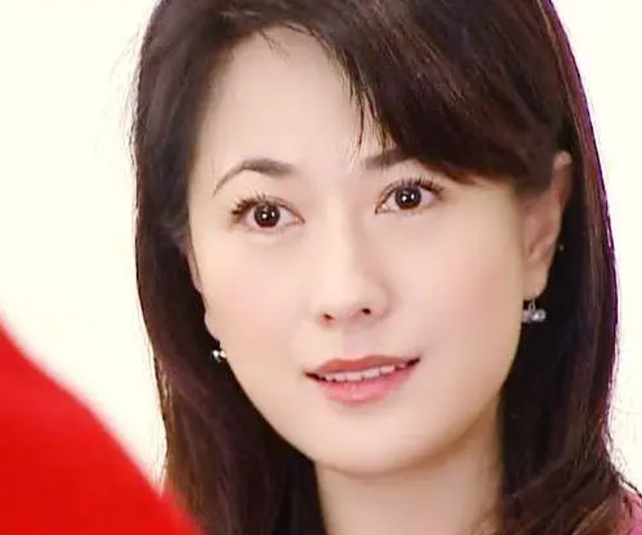 戈伟如近照曝光58岁皮肤白到发光与小10岁男友相恋多年不结婚