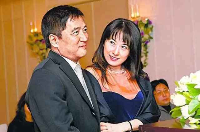 不过,二婚老公的控制欲太强,令戈伟如受不了,两人争吵不断.