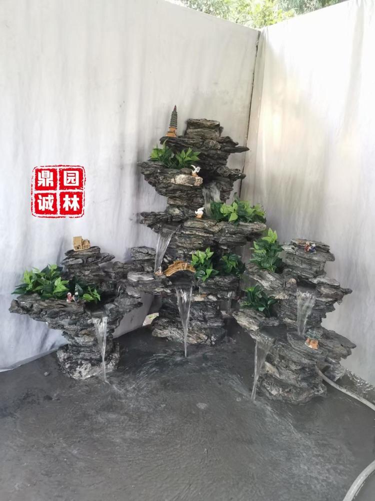 還有一種盆景造景石頭,小英石青龍石,規格在10-5公分,重量在幾斤至幾