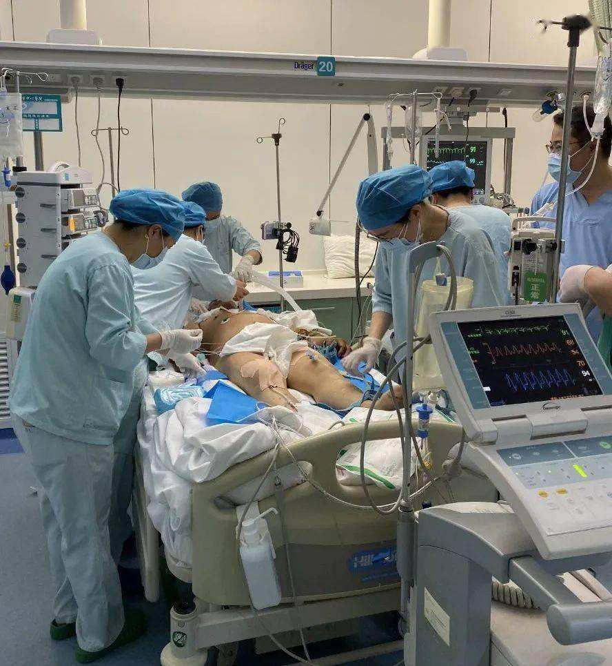 警方称他未系安全带,仍在重症室抢救_腾讯新闻